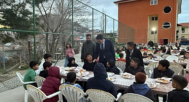 Öğretmenler, öğrencilerine iftar verdi