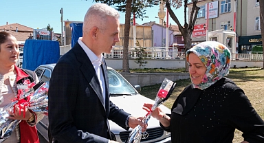 Vali Çiçekli ve eşi Karamanlı kadınlara karanfil dağıttı