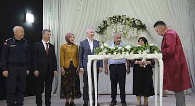 Vali Çiçekli sözünü tuttu. Nikah şahitleri oldu