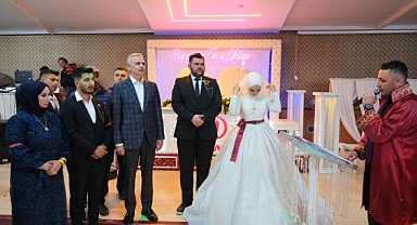 Genç çiftin nikah şahidi Vali Çiçekli oldu
