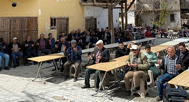Hac öncesi köy halkına yemek ikramında bulundular