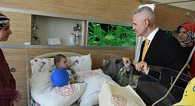 Hastane çocuk servisinde yatan minikler, 23 Nisan'da unutulmadı