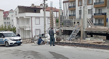 Karaman'da inşaattan düşen kalıp ustası yaralandı