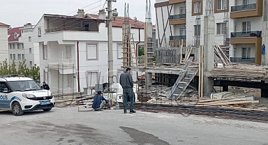 Karaman'da inşaattan düşen kalıp ustası yaralandı