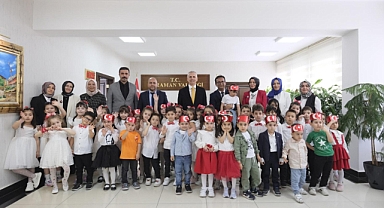 Minik öğrenciler Vali Çiçekliyi ziyaret etti