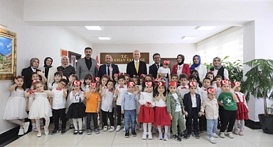 Minik öğrenciler Vali Çiçekliyi ziyaret etti