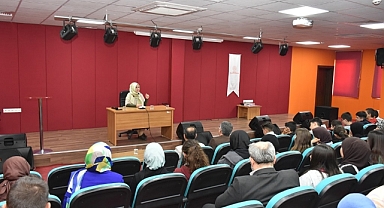 Ortaokul öğrencileri, Yazar Feyza Şahin ile bir araya geldi