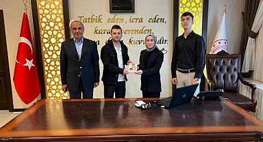Polis Memuru yazdığı kitabı Kaymakam’a hediye etti