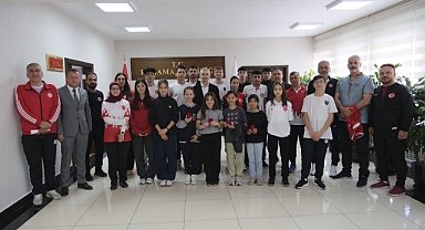 Vali Çiçekli'den başarılı sporculara ödül