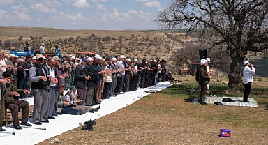 Vali Çiçekli yağmur duasına katıldı