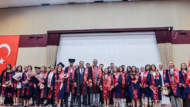 Genç Mezunlar KMÜ'ye Veda Ediyor