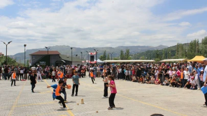 Sarıveliler’de bin 500 öğrenci çocuk oyunları şenliğinde buluştu