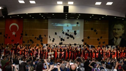 Sağlık Bilimleri Fakültesi Mezunlarını Uğurladı