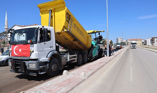 Ertuğrul Gazi Bulvarı'nda genişletilen yollar asfaltlanıyor