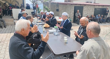 Hac öncesi mahalle halkına yemek ikramında bulundular