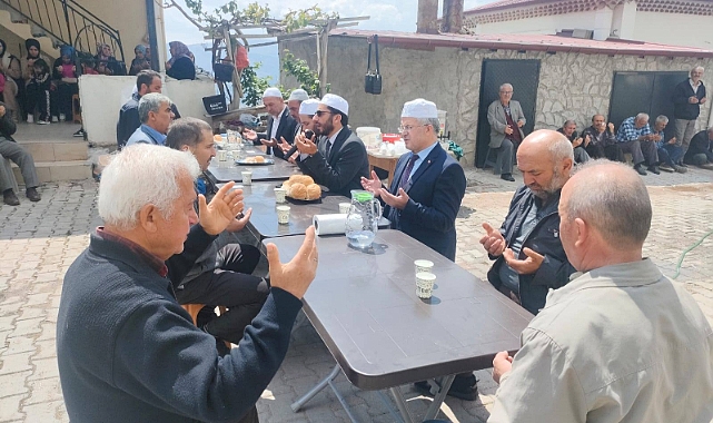 Hac öncesi mahalle halkına yemek ikramında bulundular
