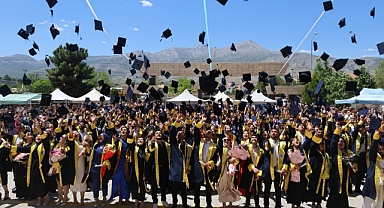 Kazımkarabekir Meslek Yüksekokulunda Mezuniyet Coşkusu