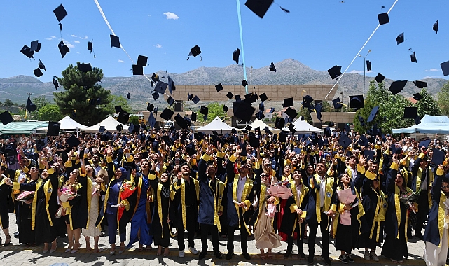 Kazımkarabekir Meslek Yüksekokulunda Mezuniyet Coşkusu