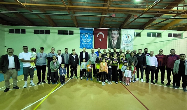 Sarıveliler'de Voleybol Turnuvası Sona Erdi