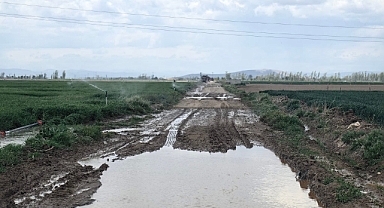 Sulama Sezonu Başladı. Tarla Yolları Çamur Deryasına Döndü