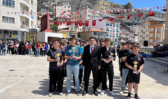 Yarışmalarda ve Turnuvalarda Dereceye Giren Öğrenciler Kupa ve Madalyalarını Aldı