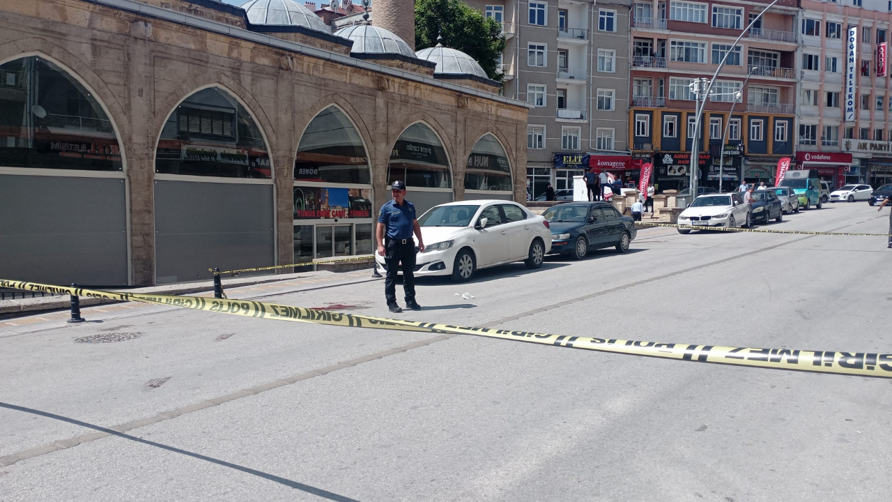 Sokak Ortasında Darp Edilen Şahıs Ağır Yaralandı