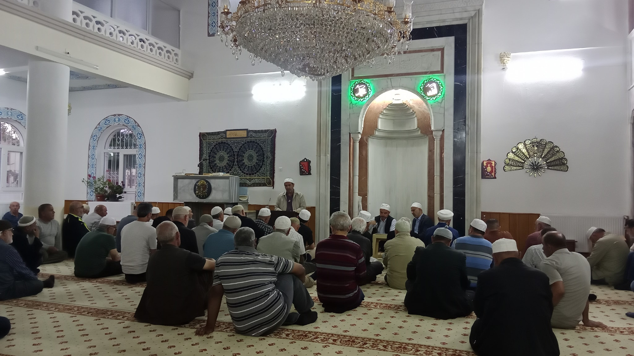 Valide Sultan Camii'nde Sabah Namazı Buluşması Düzenlendi