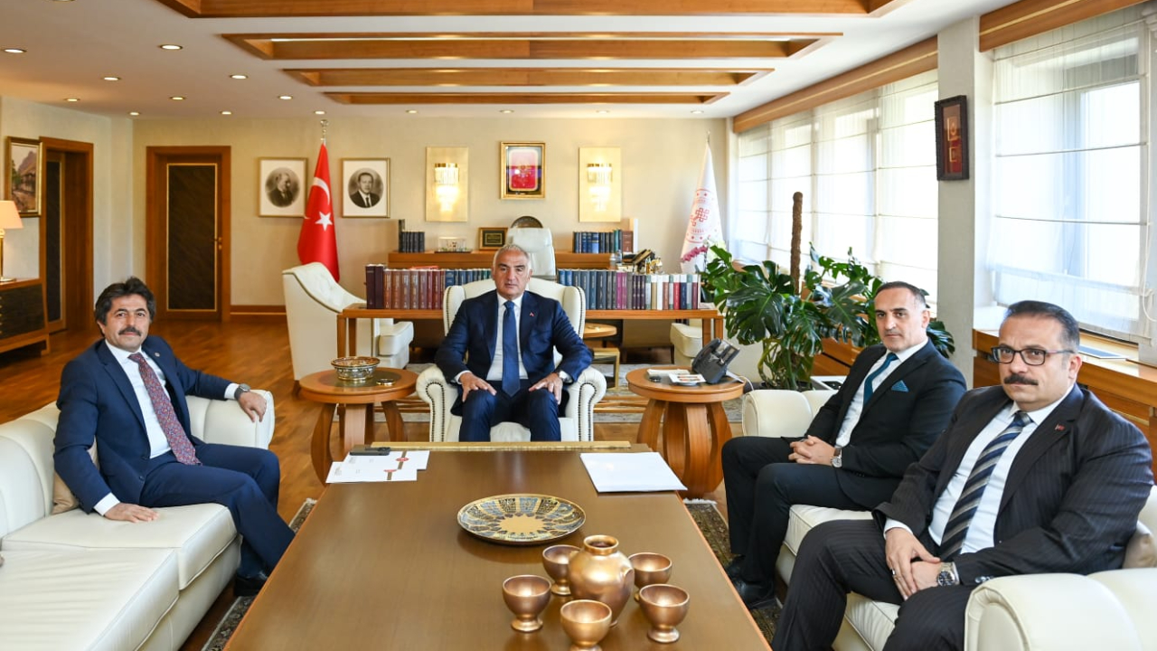 Milletvekili Sağlam, Karaman'a dair hazırladığı raporu Bakan Ersoy'a takdim etti