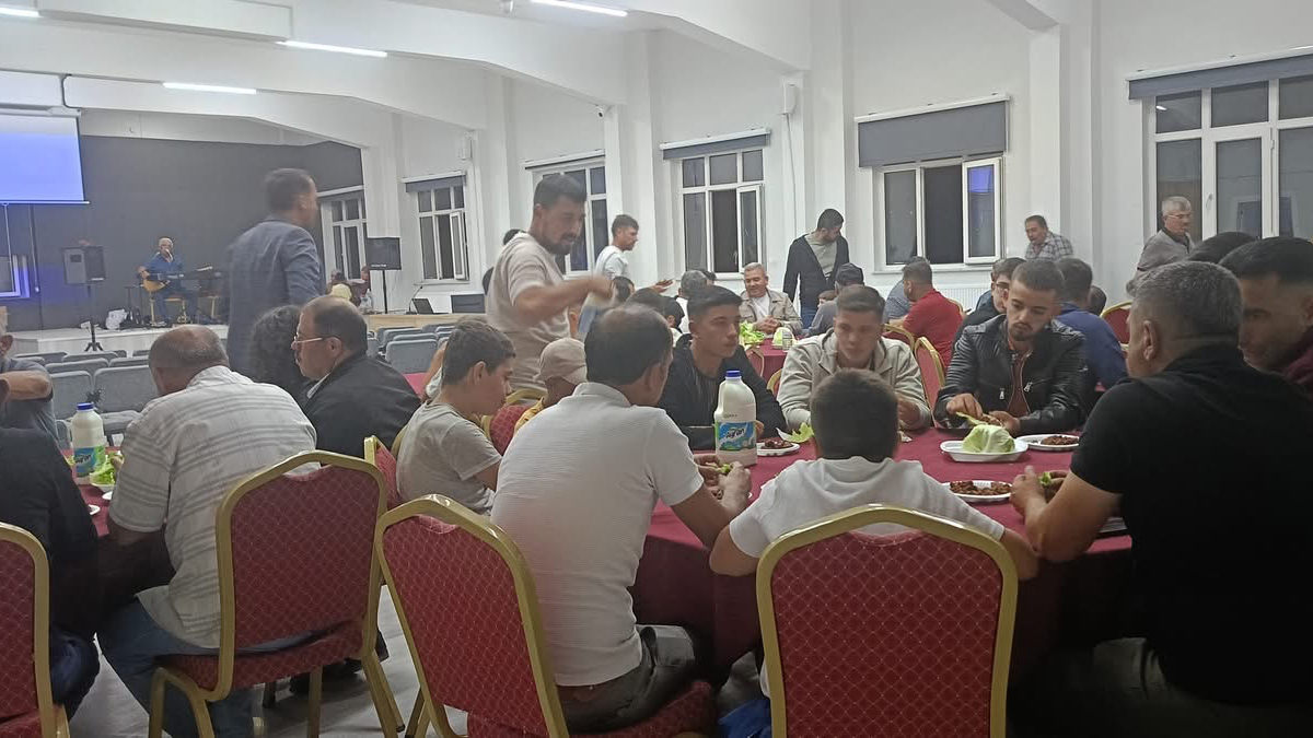 Akçaşehirli gençler çiğ köfte partisinde buluştu