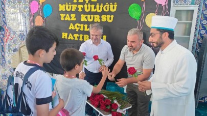 Camiye Gelen Öğrencilere Gül Verildi
