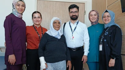 Hastane ilklere imza atmayı sürdürüyor. Felçli ve Beyninde tümör olan hasta ameliyatla ayağa kaldırıldı