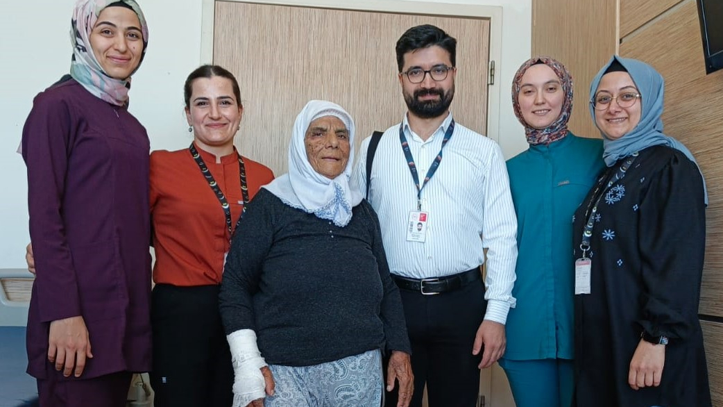 Hastane ilklere imza atmayı sürdürüyor. Felçli ve Beyninde tümör olan hasta ameliyatla ayağa kaldırıldı