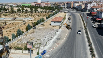 Şehir Mezarlığı Yanındaki Görüntü Ve Çevre Kirliliği Gideriliyor