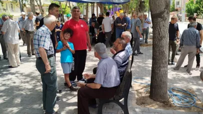 Emekseven Camisinde aşure ikramı yapıldı