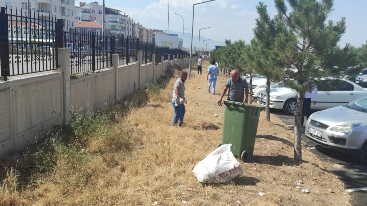 Karaman Eğitim ve Araştırma Hastanesinde Bahçe ve Çevre Temizliği Yapıldı
