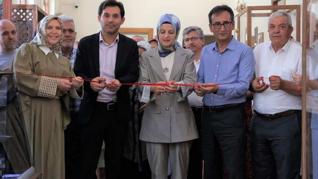 "Doğada Çiçekler" Sergisi Sanatseverlerle Buluştu