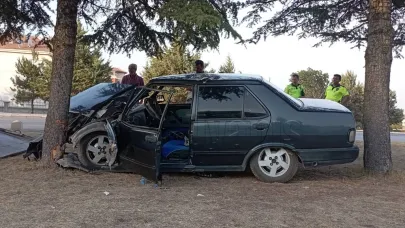 Karaman'da Otomobil Ağaca Çarptı