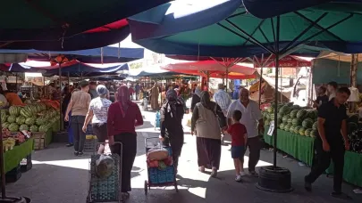 Sıcak havaya rağmen pazarda yoğunluk yaşandı