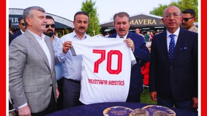 Başkan Soyfidan Destici’ye forma hediye etti