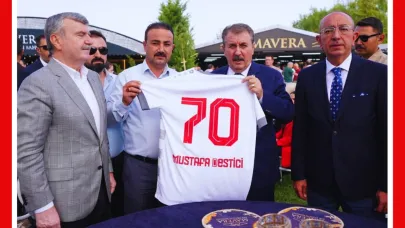 Başkan Soyfidan Destici’ye forma hediye etti