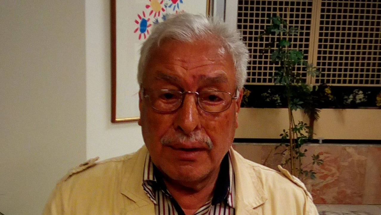Emekli öğretmen evinde ölü bulundu