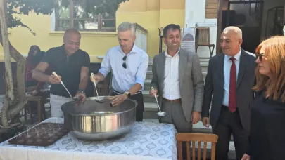 Vali Çiçekli İki Oda Başkanı İle Birlikte Ahi Şerbeti Dağıttı