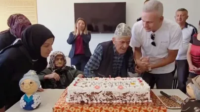 100. yaş pastasını Vali Çiçekli ile birlikte kesti
