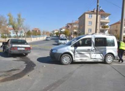 2 Oto Çarpıştı 4 Yaralı