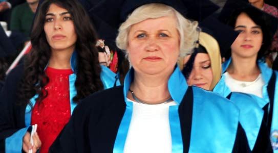 52 Yaşında Mezuniyet Sevinci Yaşadı