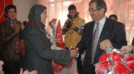 5 Bin Karanfil Dağıttı