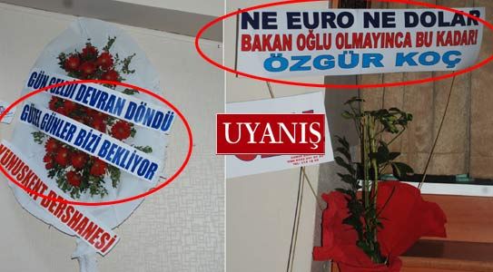 Add Şiir Gecesinde İlginç Yazılı Çelenkler