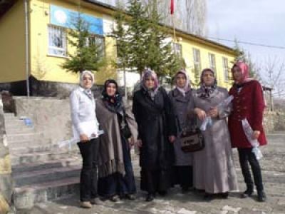 Ak Parti'li Kadınlardan Karanfil