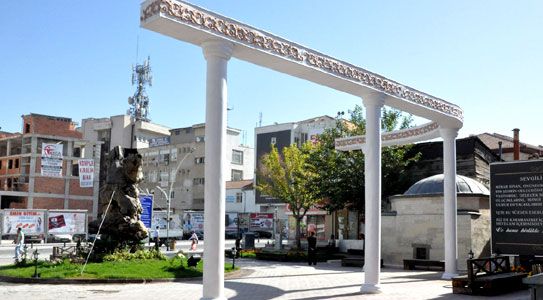 Antik İmitasyonlu Kolonlar Parka Estetik Kattı
