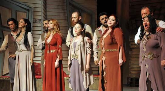 Ayakta Alkışlandı